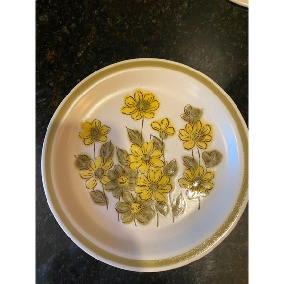 Spring Bouquet Green Banded With Yellow Flowers - 6-1/4" Bread or Appetizer Plat - Picture 2 of 6